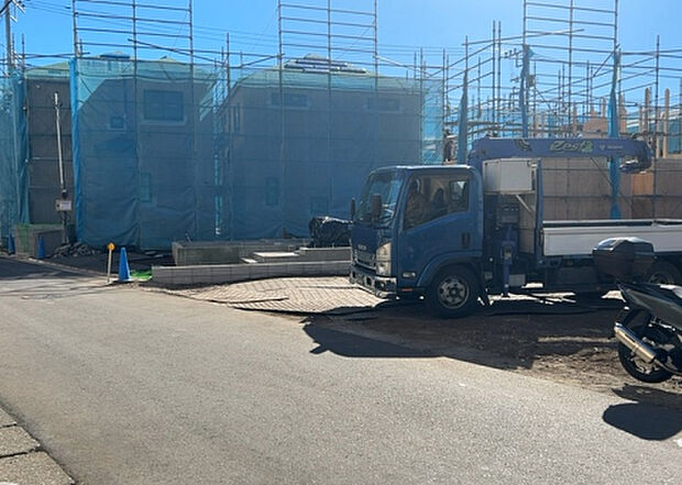 【玄関】玄関は家の顔でもあり、家族以外の目にも止まる場所です。玄関は外との間を仕切る扉、靴などをしまっておく収納スペース、靴脱ぎのたたきスペース、来客とのやり取りをするドアホンなど複数のアイテムからなります。