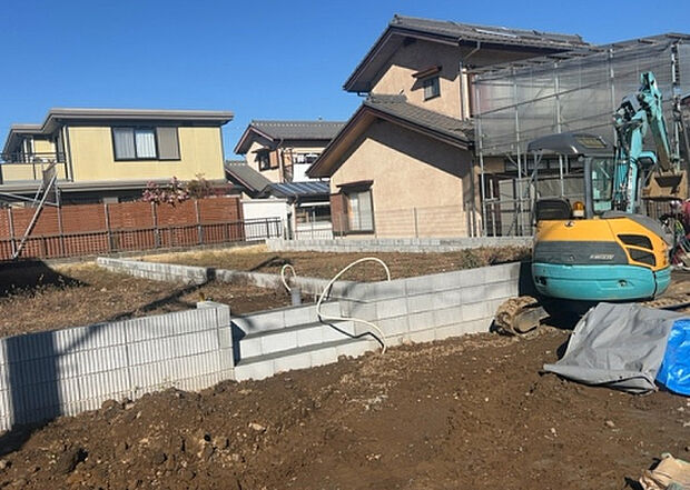 【庭_2】庭のある家に住むことのメリットとして、子どもたちの遊び場を確保できること、ガーデニングや家庭菜園を楽しめること、明るさを確保できることがあります。また、配置を工夫することでプライバシーが確保できます。