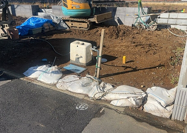 【その他設備】敷地内には、散水栓や立水栓があります。水道水を直接利用できるため、水を運ぶ手間を省くことが出来ます。大量の水を必要とする洗車作業や清掃などに役立ちます。その他設備とあわせて、現地でご確認ください。