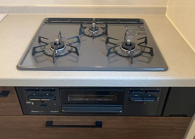 【キッチンコンロ】キッチンコンロは、料理の質を大きく左右する重要な設備です。火力調整のしやすさ、グリル機能の有無、安全装置の充実度など、選ぶポイントがたくさんあります。特に、IHクッキングヒーターは、お手入れのしやすさや安全性が高く、近年人気が高まっています。