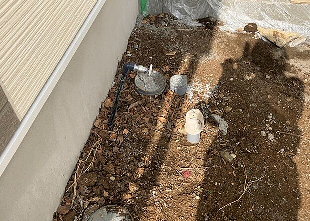 【外水栓】外水栓は、庭の水やりや洗車など、様々な用途に使える便利な設備です。ホースがしっかりと接続できるもの、水圧が安定しているものなど、使い勝手の良いものを選びましょう。また、凍結防止機能が付いているものなら、冬場でも安心して使用できます。