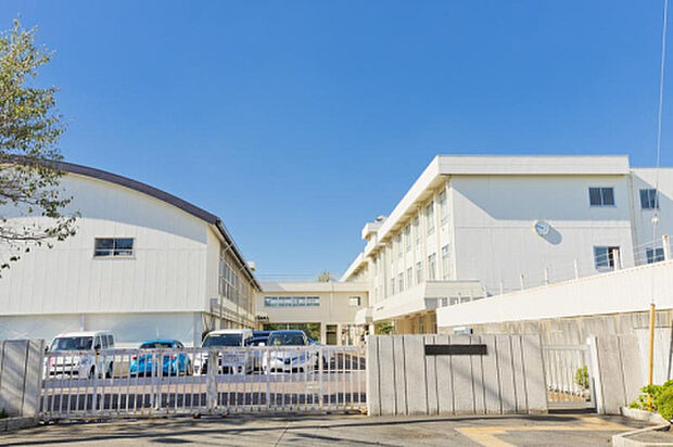 新町中学校(約634m)