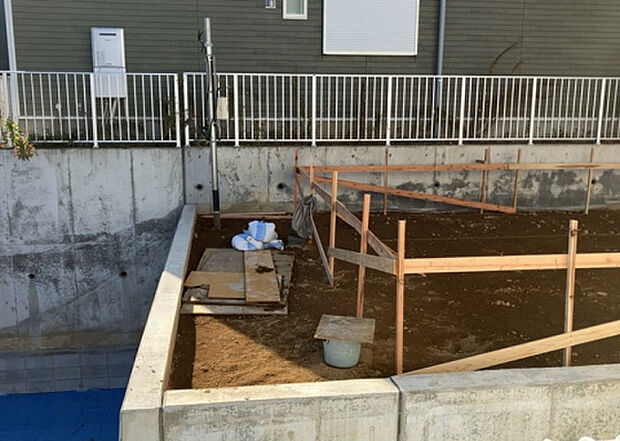 【庭_2】庭のある家に住むことのメリットとして、子どもたちの遊び場を確保できること、ガーデニングや家庭菜園を楽しめること、明るさを確保できることがあります。また、配置を工夫することでプライバシーが確保できます。