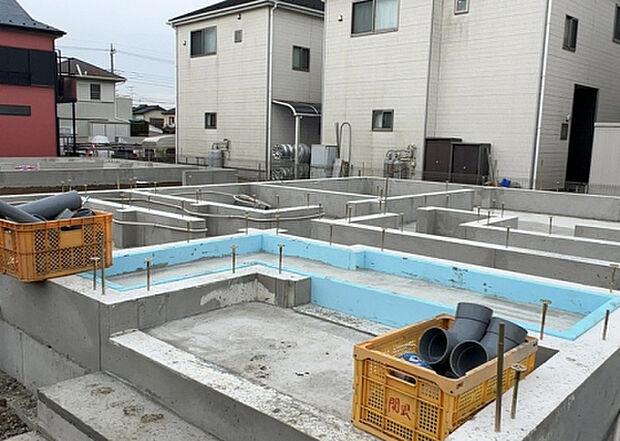 【構造・工法・仕様_2】ベタ基礎とは、柱の位置に関係なく全体に基礎がある事を指し、面積が大きい分建物の重さを全体に分散できます。また、地面からの湿気や害虫を遮断でき、木造住宅で心配されるシロアリ被害を防ぐ効果も期待できます。