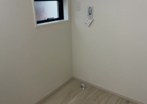 【ランドリースペース】ランドリースペースも気になります。洗濯機置場があり「洗う、干す、取り込む、アイロンがけ、たたむ」など、洗濯に関する家事をするための空間です。広さや収納など付帯設備も含めて、詳細は現地でご確認ください。