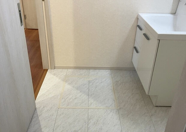 【脱衣場】多くの戸建て住宅で見かける洗面脱衣所は、洗面台と洗濯機が2畳ほどのスペースに並べられていて、洗面所が脱衣所を兼ね備えている間取りが一般的です。お客様が利用することもある、パブリックな空間でもあります。