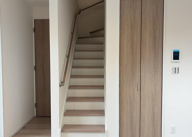 【内装】建物の上下階の通路である階段は、その位置によって動線や室内の印象が大きく左右されます。手摺にも重要な役割があり、転倒の防止・歩行や動作を円滑にして日常生活を支えることを主な目的として設置されています。