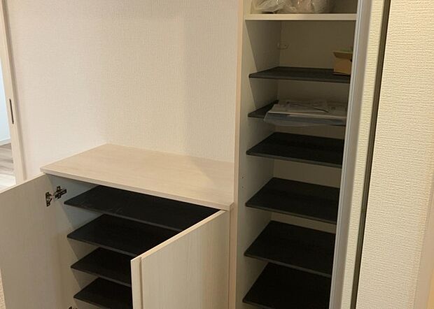 【玄関収納】玄関収納は、靴や傘、コートなどをスッキリと収納できるだけでなく、来客時に見せる顔となるため、家の顔とも言えます。収納量だけでなく、デザイン性も重視したいところです。ミラー付きの収納であれば、外出前の身だしなみチェックにも便利です。