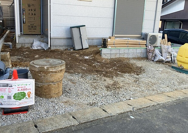 【駐車場】駐車場と明記されていても、最小スペースでつくられた駐車場だと大型車は駐車できなかったり、出入りしにくくなったりする可能性があります。お車のサイズと購入したい物件の駐車場のサイズを現地で確認しましょう。