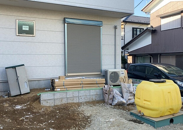 【庭】庭があることでガーデニングや家庭菜園はもちろん、こどもの遊び場やペットを放して遊ぶことができます。また、家の周囲に余裕があるということです。隣地との間があれば、十分な日当たりと、風通しが確保できます。