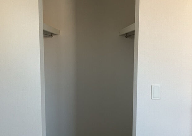 【ウォークインクローゼット】ウォークインクローゼットがあれば、クローゼット内でコーディネートが完成できますし、季節の変わり目に行う衣替えの手間も省けます。また、スーツケースなど大きいものもしまうことができ使い勝手がよいです。