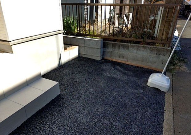 【庭】庭があることでガーデニングや家庭菜園はもちろん、こどもの遊び場やペットを放して遊ぶことができます。また、家の周囲に余裕があるということです。隣地との間があれば、十分な日当たりと、風通しが確保できます。