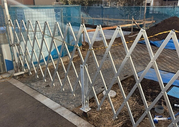 【玄関】玄関は家の顔でもあり、家族以外の目にも止まる場所です。玄関は外との間を仕切る扉、靴などをしまっておく収納スペース、靴脱ぎのたたきスペース、来客とのやり取りをするドアホンなど複数のアイテムからなります。