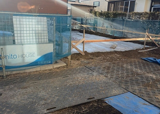 【玄関_2】玄関は、狭すぎると複数人で使いにくく、広すぎても無駄な空間になりがちです。最低2畳を目安にして、家の広さとの兼ね合いや家族の人数を考慮して決めるとよいでしょう。現地を見学して快適な玄関を選びましょう!