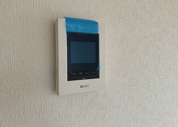 【ＴＶモニター付きインターホン】TVモニター付きインターホンは、来訪者の顔を確認できるだけでなく、音声でやり取りすることもできるため、セキュリティ面で安心できる設備です。モニター画面が大きく見やすいもの、夜間でも来訪者をしっかりと確認できるものなど、機能性を重視したいところです。