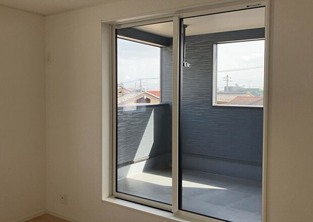 【洋室】洋室のメリットは重い家具が置きやすく、身の回りが整理しやすいことです。 床がフローリングのため畳とは異なり凹みにくいです。 クローゼットなど収納が豊富で、普段使わない旅行カバンや服の整頓も簡単にです。