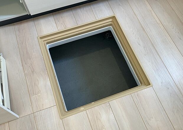 【キッチン床下収納】キッチン床下収納は、調理器具や食器などをスッキリと収納できる便利なスペースです。収納量が多いもの、引き出しがスムーズに開閉するものなど、使い勝手の良いものを選ぶことが大切です。また、湿気がこもりやすい場所なので、通気性の良いものを選ぶこともおすすめです。