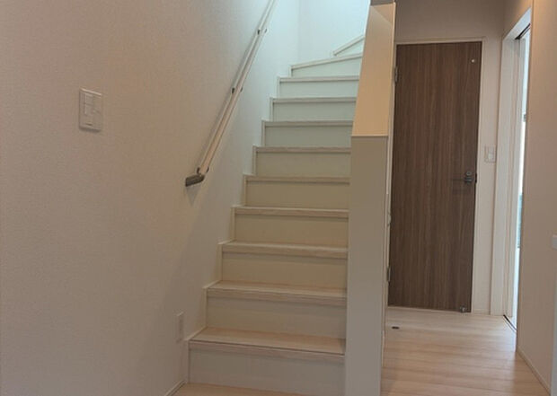 【内装】建物の上下階の通路である階段は、その位置によって動線や室内の印象が大きく左右されます。手摺にも重要な役割があり、転倒の防止・歩行や動作を円滑にして日常生活を支えることを主な目的として設置されています。