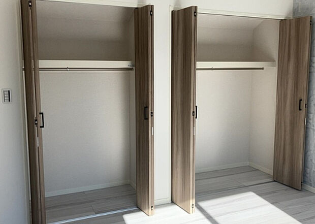 【ウォークインクローゼット】ウォークインクローゼットがあれば、クローゼット内でコーディネートが完成できますし、季節の変わり目に行う衣替えの手間も省けます。また、スーツケースなど大きいものもしまうことができ使い勝手がよいです。