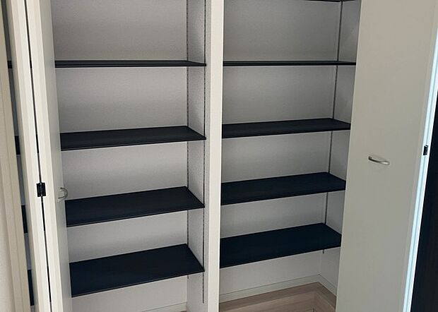 【玄関収納】玄関収納は、靴や傘、コートなどをスッキリと収納できるだけでなく、来客時に見せる顔となるため、家の顔とも言えます。収納量だけでなく、デザイン性も重視したいところです。ミラー付きの収納であれば、外出前の身だしなみチェックにも便利です。