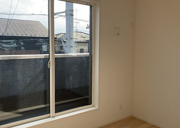 【洋室】洋室のメリットは重い家具が置きやすく、身の回りが整理しやすいことです。 床がフローリングのため畳とは異なり凹みにくいです。 クローゼットなど収納が豊富で、普段使わない旅行カバンや服の整頓も簡単にです。