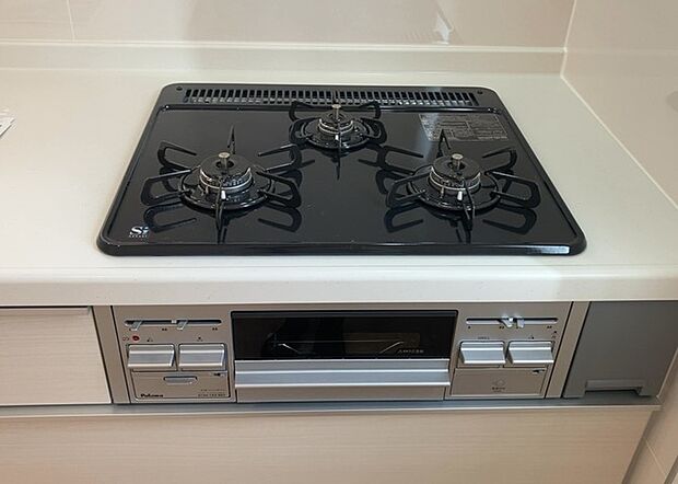 【キッチンコンロ】キッチンコンロは、料理の質を大きく左右する重要な設備です。火力調整のしやすさ、グリル機能の有無、安全装置の充実度など、選ぶポイントがたくさんあります。特に、IHクッキングヒーターは、お手入れのしやすさや安全性が高く、近年人気が高まっています。