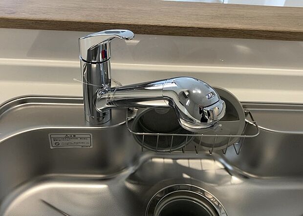 【キッチン水栓】キッチン水栓は、毎日必ず使うものだからこそ、使いやすさが重要です。シャワーヘッドの切り替えがスムーズか、吐水量が調節できるか、水しぶきが飛び散りにくい構造か、浄水機能が付いているかなど、日々の家事を快適にするための機能が数多くあります。また、デザインも多種多様なので、キッチン全体の雰囲気に合わせたものを選ぶことができます。