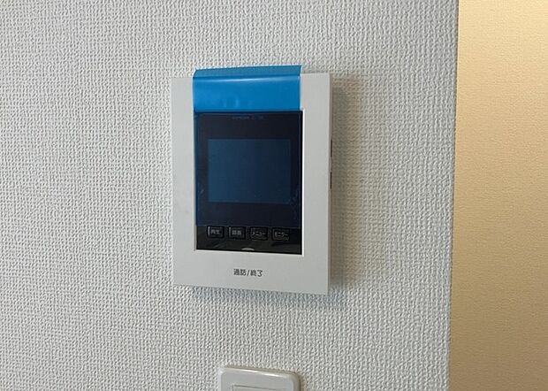【ＴＶモニター付きインターホン】TVモニター付きインターホンは、来訪者の顔を確認できるだけでなく、音声でやり取りすることもできるため、セキュリティ面で安心できる設備です。モニター画面が大きく見やすいもの、夜間でも来訪者をしっかりと確認できるものなど、機能性を重視したいところです。