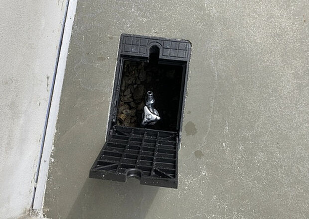 【その他設備】敷地内には、散水栓や立水栓があります。水道水を直接利用できるため、水を運ぶ手間を省くことが出来ます。大量の水を必要とする洗車作業や清掃などに役立ちます。その他設備とあわせて、現地でご確認ください。