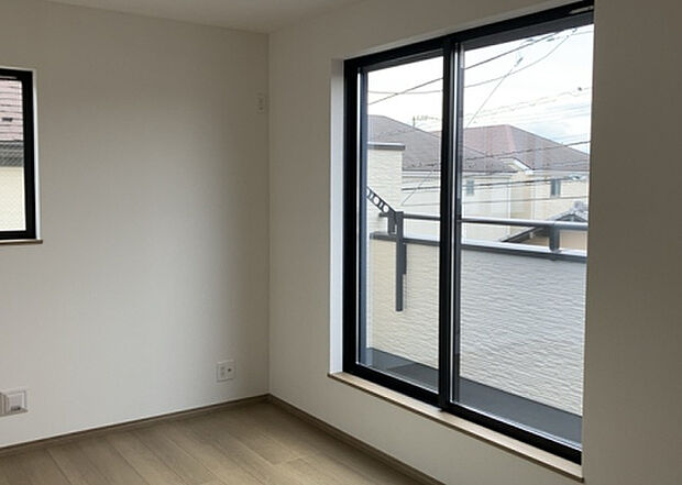 【洋室】洋室のメリットは重い家具が置きやすく、身の回りが整理しやすいことです。 床がフローリングのため畳とは異なり凹みにくいです。 クローゼットなど収納が豊富で、普段使わない旅行カバンや服の整頓も簡単にです。