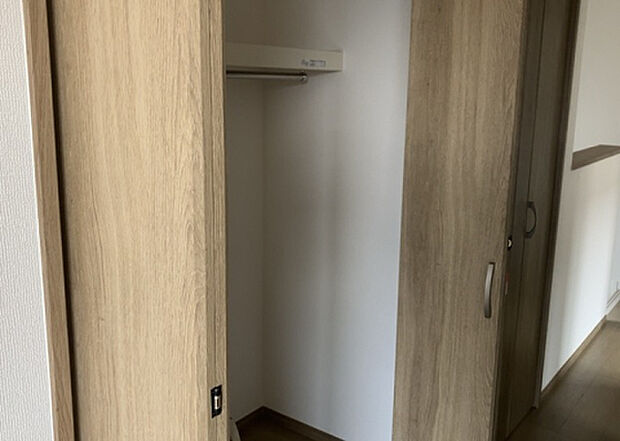 【ウォークインクローゼット】ウォークインクローゼットがあれば、クローゼット内でコーディネートが完成できますし、季節の変わり目に行う衣替えの手間も省けます。また、スーツケースなど大きいものもしまうことができ使い勝手がよいです。