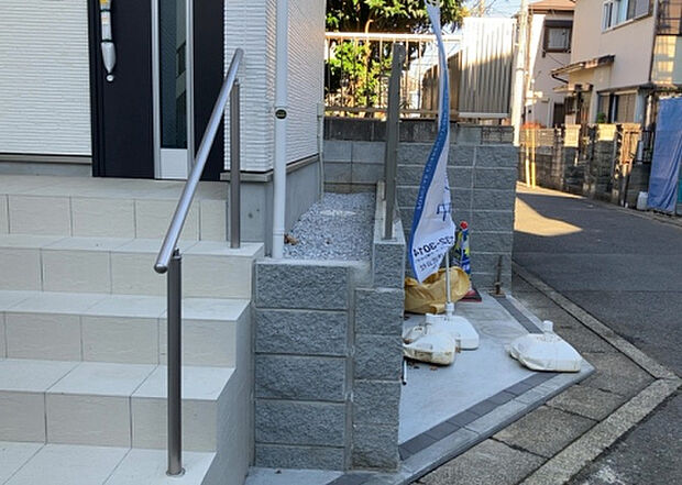 【庭】庭があることでガーデニングや家庭菜園はもちろん、こどもの遊び場やペットを放して遊ぶことができます。また、家の周囲に余裕があるということです。隣地との間があれば、十分な日当たりと、風通しが確保できます。