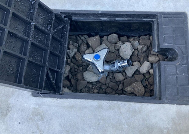 【その他設備】敷地内には、散水栓や立水栓があります。水道水を直接利用できるため、水を運ぶ手間を省くことが出来ます。大量の水を必要とする洗車作業や清掃などに役立ちます。その他設備とあわせて、現地でご確認ください。