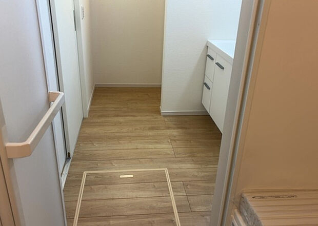 【脱衣場】多くの戸建て住宅で見かける洗面脱衣所は、洗面台と洗濯機が2畳ほどのスペースに並べられていて、洗面所が脱衣所を兼ね備えている間取りが一般的です。お客様が利用することもある、パブリックな空間でもあります。