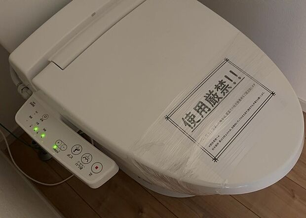 【ウォシュレット(リモコン)】ウォシュレットは、衛生面だけでなく、快適性も向上させる便利な設備です。洗浄機能の種類や水温調節機能など、様々な機能が付いたものが多くあります。リモコンも、操作が簡単で、使いやすいものを選びましょう。