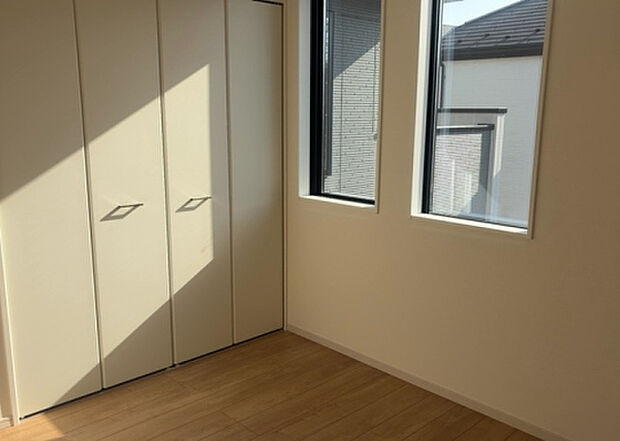 【洋室】洋室のメリットは重い家具が置きやすく、身の回りが整理しやすいことです。 床がフローリングのため畳とは異なり凹みにくいです。 クローゼットなど収納が豊富で、普段使わない旅行カバンや服の整頓も簡単にです。