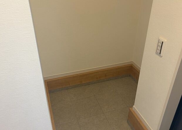 【玄関収納】玄関収納は、靴や傘、コートなどをスッキリと収納できるだけでなく、来客時に見せる顔となるため、家の顔とも言えます。収納量だけでなく、デザイン性も重視したいところです。ミラー付きの収納であれば、外出前の身だしなみチェックにも便利です。