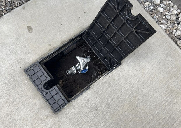 【その他設備】敷地内には、散水栓や立水栓があります。水道水を直接利用できるため、水を運ぶ手間を省くことが出来ます。大量の水を必要とする洗車作業や清掃などに役立ちます。その他設備とあわせて、現地でご確認ください。