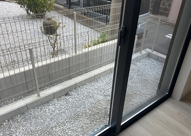 【内装】建物の上下階の通路である階段は、その位置によって動線や室内の印象が大きく左右されます。手摺にも重要な役割があり、転倒の防止・歩行や動作を円滑にして日常生活を支えることを主な目的として設置されています。