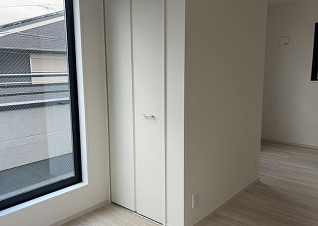 【洋室】洋室のメリットは重い家具が置きやすく、身の回りが整理しやすいことです。 床がフローリングのため畳とは異なり凹みにくいです。 クローゼットなど収納が豊富で、普段使わない旅行カバンや服の整頓も簡単にです。