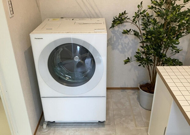 【ランドリースペース】ランドリースペースも気になります。洗濯機置場があり「洗う、干す、取り込む、アイロンがけ、たたむ」など、洗濯に関する家事をするための空間です。広さや収納など付帯設備も含めて、詳細は現地でご確認ください。