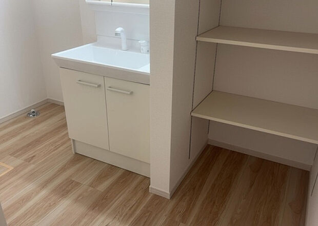 【脱衣場】多くの戸建て住宅で見かける洗面脱衣所は、洗面台と洗濯機が2畳ほどのスペースに並べられていて、洗面所が脱衣所を兼ね備えている間取りが一般的です。お客様が利用することもある、パブリックな空間でもあります。