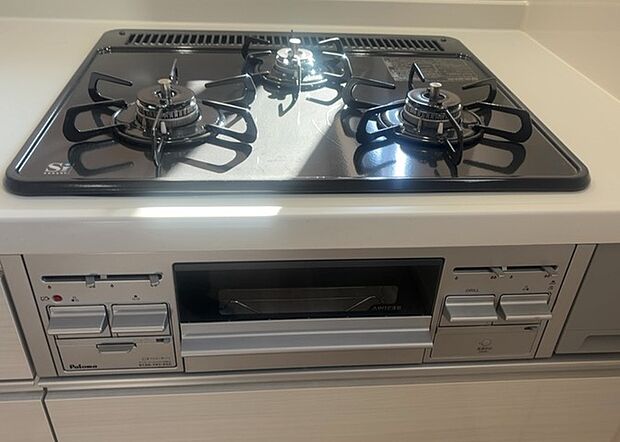 【キッチンコンロ】キッチンコンロは、料理の質を大きく左右する重要な設備です。火力調整のしやすさ、グリル機能の有無、安全装置の充実度など、選ぶポイントがたくさんあります。特に、IHクッキングヒーターは、お手入れのしやすさや安全性が高く、近年人気が高まっています。