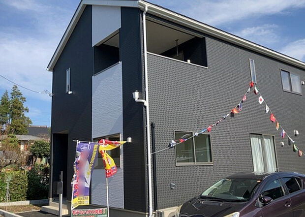 【庭】庭があることでガーデニングや家庭菜園はもちろん、こどもの遊び場やペットを放して遊ぶことができます。また、家の周囲に余裕があるということです。隣地との間があれば、十分な日当たりと、風通しが確保できます。