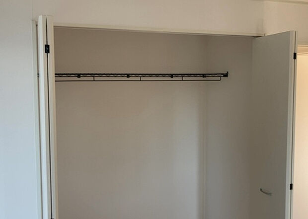 【ウォークインクローゼット】ウォークインクローゼットがあれば、クローゼット内でコーディネートが完成できますし、季節の変わり目に行う衣替えの手間も省けます。また、スーツケースなど大きいものもしまうことができ使い勝手がよいです。