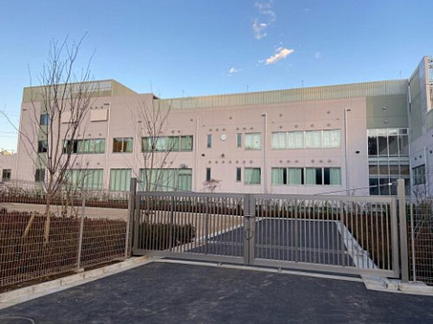 鶴川第一小学校（約832m）