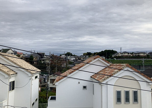 【物件からの展望】眺望を気にして物件を探す場合、前面に建物が建っていないか現地で確認しましょう！前面に建物があると景色はもちろん、日当たりや風通しにも影響が出てきます。住んだ時のことを想像しながら現地見学をしましょう。