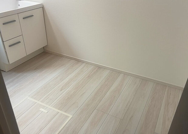 【脱衣場】多くの戸建て住宅で見かける洗面脱衣所は、洗面台と洗濯機が2畳ほどのスペースに並べられていて、洗面所が脱衣所を兼ね備えている間取りが一般的です。お客様が利用することもある、パブリックな空間でもあります。