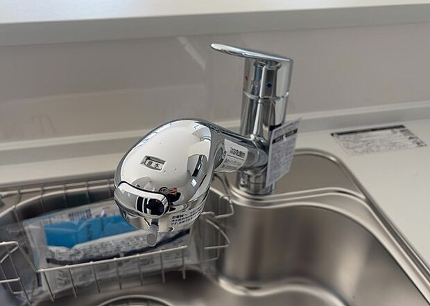 【キッチン水栓】キッチン水栓は、毎日必ず使うものだからこそ、使いやすさが重要です。シャワーヘッドの切り替えがスムーズか、吐水量が調節できるか、水しぶきが飛び散りにくい構造か、浄水機能が付いているかなど、日々の家事を快適にするための機能が数多くあります。また、デザインも多種多様なので、キッチン全体の雰囲気に合わせたものを選ぶことができます。