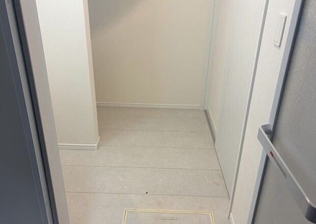 【脱衣場】多くの戸建て住宅で見かける洗面脱衣所は、洗面台と洗濯機が2畳ほどのスペースに並べられていて、洗面所が脱衣所を兼ね備えている間取りが一般的です。お客様が利用することもある、パブリックな空間でもあります。